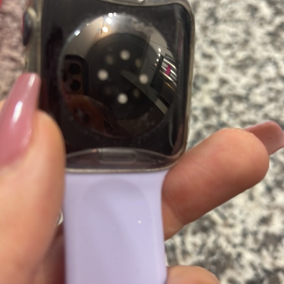 Series 6 42mm Apple Watch (no cellular) - Picture 2 of 2